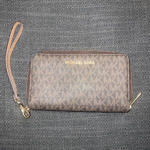 Michael Kors Brown/Acorn Colored Jet Set Travel Wristlet/Wallet Phone Case